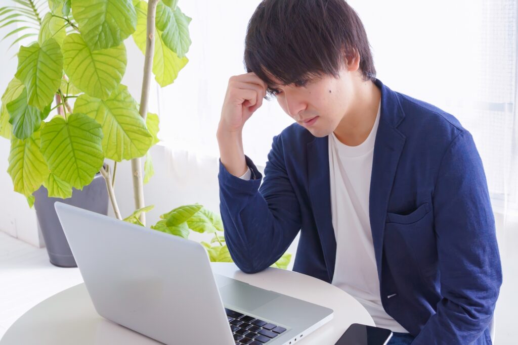 労働条件を確認する男性の画像です。